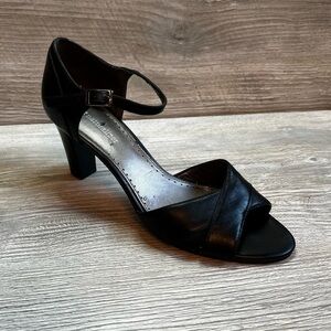 Black leather Naturalizer Nettle open toe ankle buckle strapped heels size 9